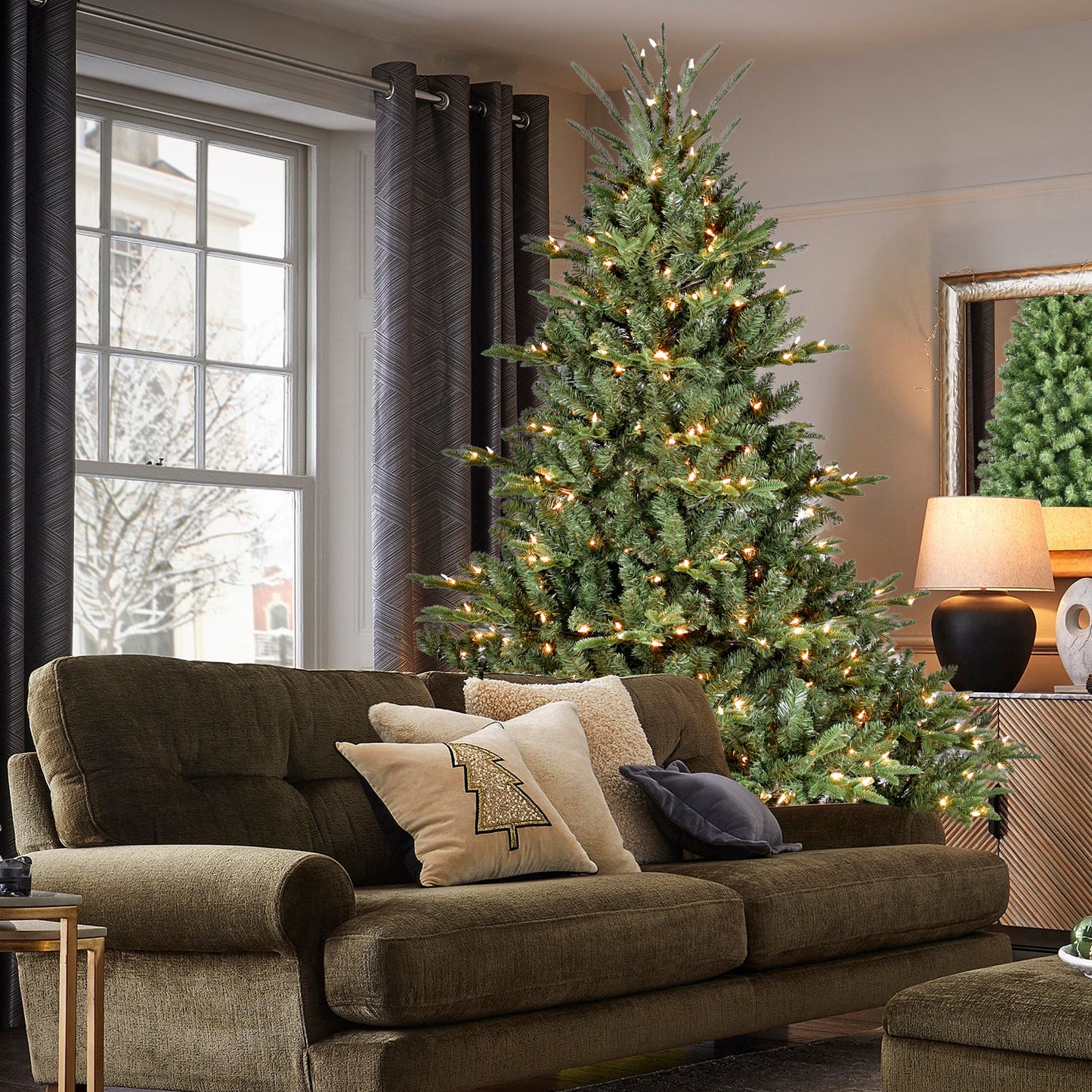 Stylish Green Christmas Tree with Lights – A Festive Touch