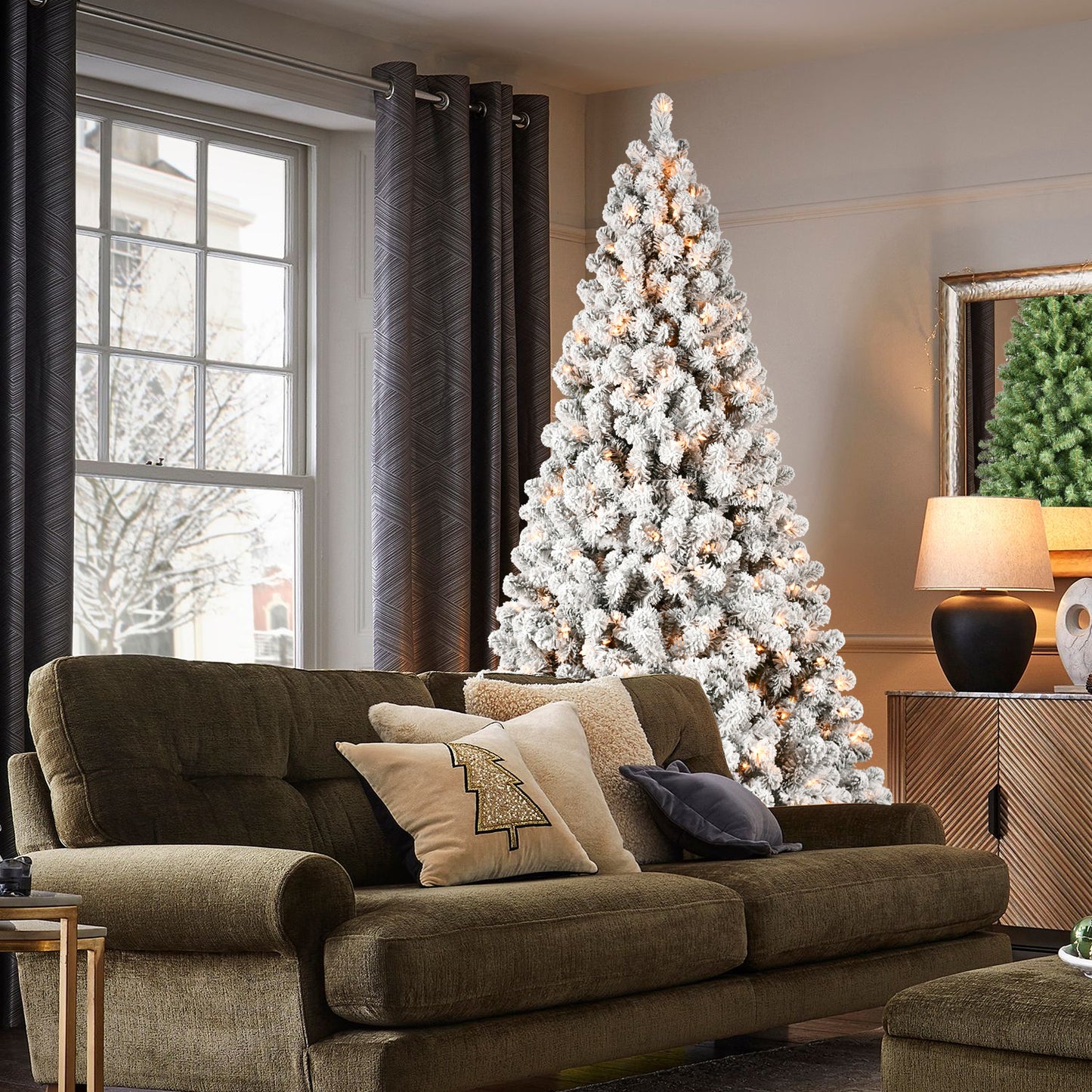 Stunning White Christmas Tree – Perfect for a Winter Wonderland!"